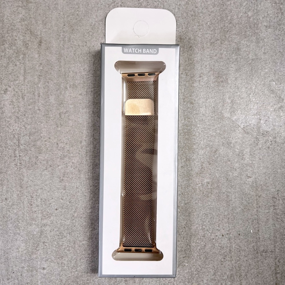 38mm metal mesh magnetic watch band. Brand new! Compatible with Apple watches.